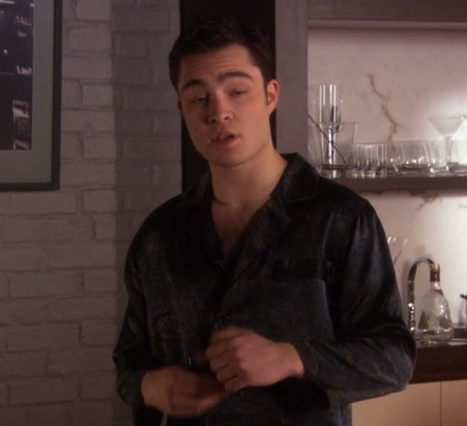 *se urca pe masa cu o portavoce , ca sa fie auzit*Petrecerea s-a terminat fratilor ! - episodul 62