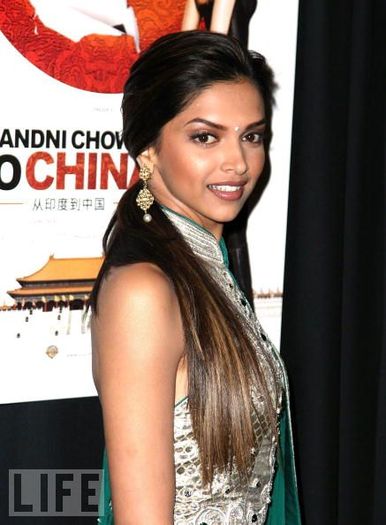 84222562 - Deepika Padukone