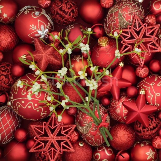 8495443_stock-photo-christmas-baubles-and-mistletoe - LA MULȚI ANI SĂNĂTOȘI ȘI BUCUROȘI CU MULTE REALIZĂRI 2019