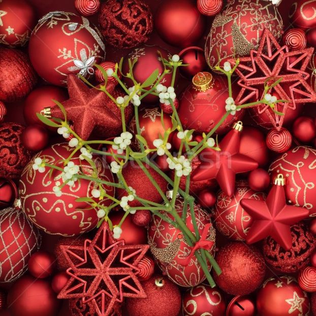 8495443_stock-photo-christmas-baubles-and-mistletoe - LA MULȚI ANI SĂNĂTOȘI ȘI BUCUROȘI CU MULTE REALIZĂRI 2019