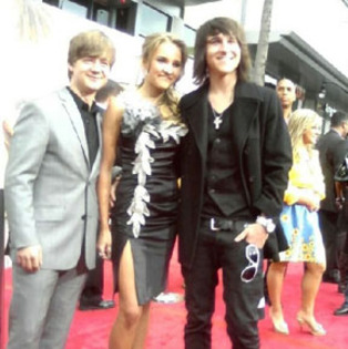 44b6e47e444595d1750c2307593625b8 - Emily Osment and Mitchel Musso