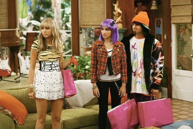 miley-cyrus-mitchel-musso-ed-emily-osment-in-una-scena-dell-episodio-would-i-lie-to-you-lilly-di-han - Emily Mitchel and Miley