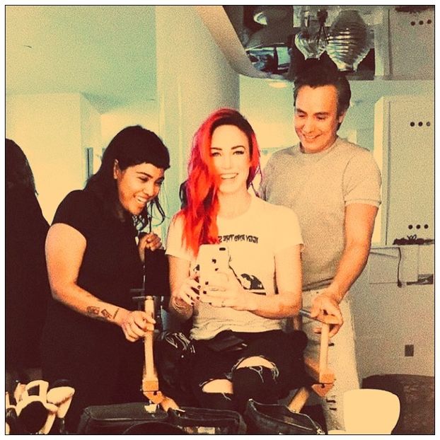 ▬ ❝Nu impart eu cu tine, doamne fereste.❞ Il scot din buzunar si il dau. - SO1xE01 Who are you to judge