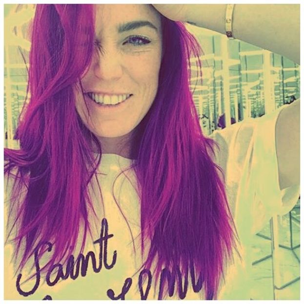 ▬ ❝Nu cred asta, sunt doar fumata. Nu ma lua in seama.❞ Ma uit ciudat la amandoi, dupa care privirea - SO1xE01 Who are you to judge