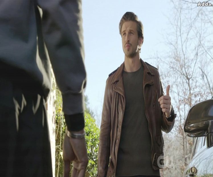 》*rânjește când vede băutura* Oricum nu le puteam combina, știi că fac ca dracu când + - SO1xE01 Who are you to judge