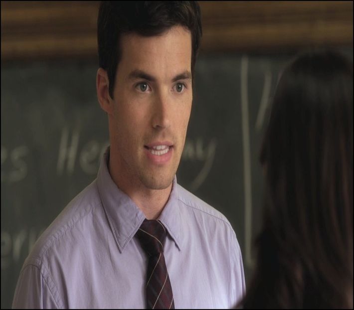 Aoleu, se misca sifonierul.. cred ca iar a intrat un soarece in casa...*se duce spre sifonier* - episodul 63