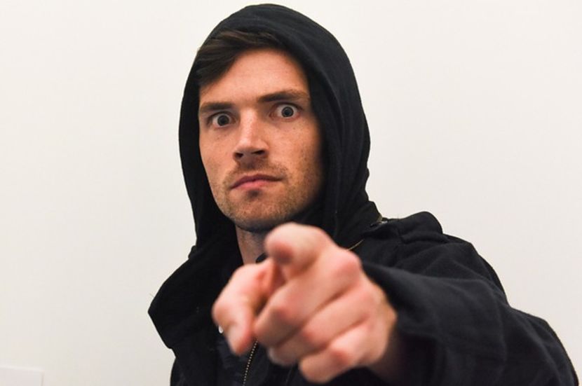 *o smuceste si o arunca in pat* Tu sa nu mai pui mana pe mine, tigrisoaico, ai inteles? S-a terminat - episodul 63