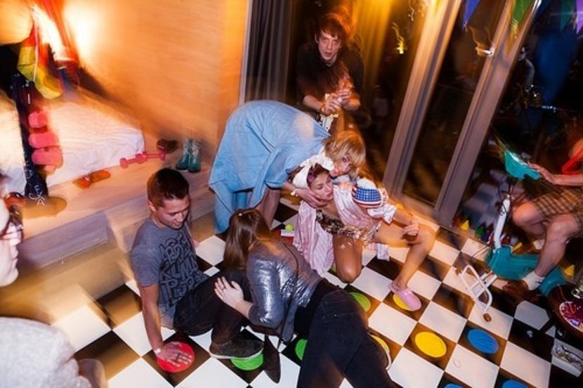 # in camera la Adam si Chris - SO1xE02 Popped pills n u smoke