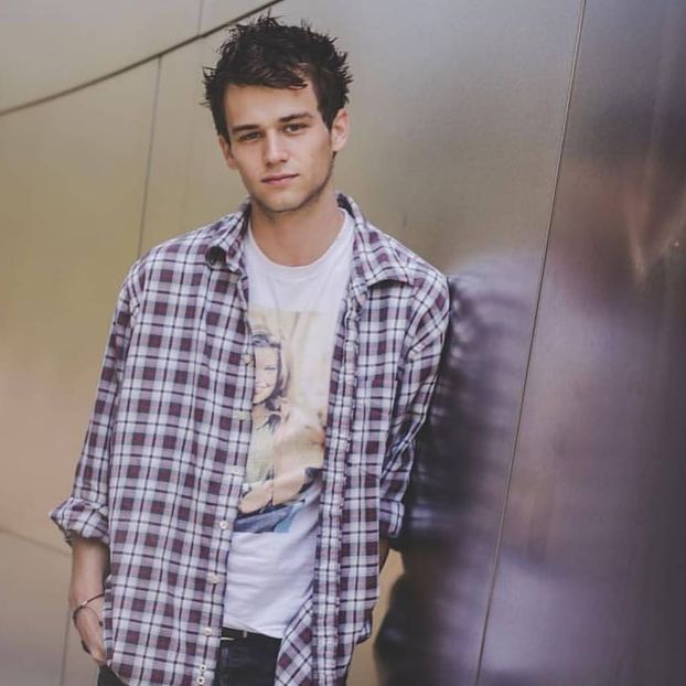 ⤑ᵖᶤᶰᵏĿЄ♏ØИÂÐЄ ┊ # intr-un colt de camera se uita la cur;;urile baietilor(click - SO1xE02 Popped pills n u smoke