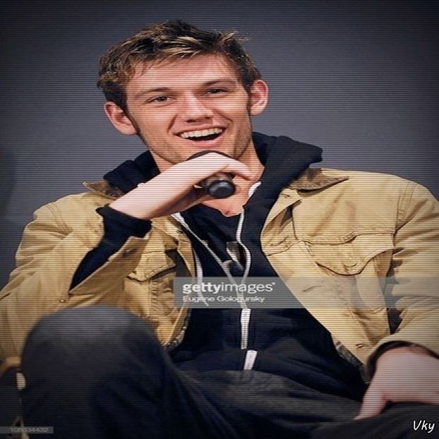 ▬ ❝Iar eu sunt Alex, incantat.❞ O prinde de mana si rade, apoi stramba din nas si - SO1xE02 Popped pills n u smoke