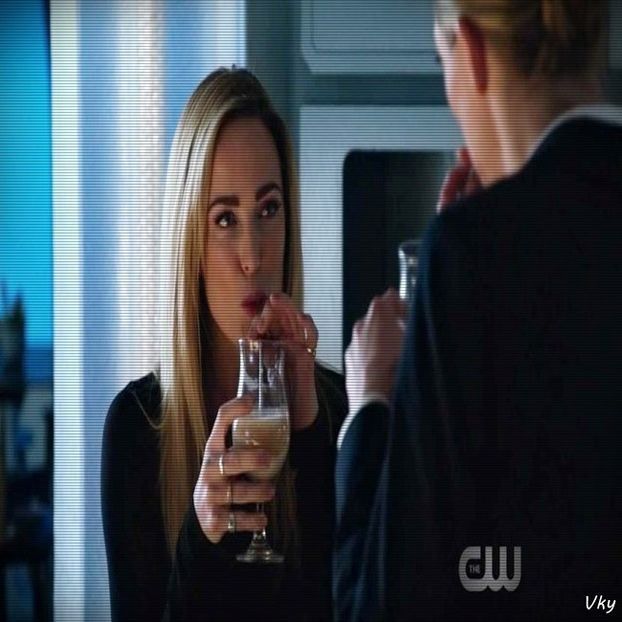 ▬ ❝O sa fiu oricum aici daca ma cautati.❞ Striga la Anne si isi ia ceva de baut. =))) - SO1xE02 Popped pills n u smoke