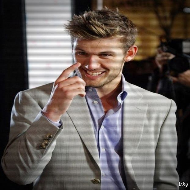 ▬ ❝Uita-te la fata mea si iti dai seama.❞ Cu un ranjet tampit pe fata se uita la ea.=))) - SO1xE02 Popped pills n u smoke