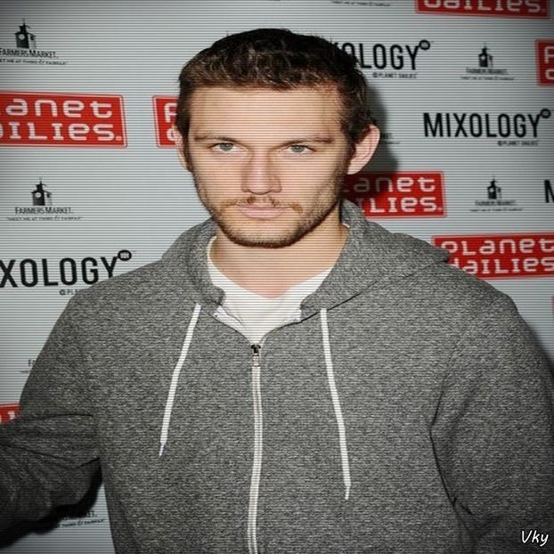 ▬ ❝Ai stricat bunatate de carte, cum e posibil?❞ Rade si bea din sticla apoi ii deseneaza pe perete - SO1xE02 Popped pills n u smoke