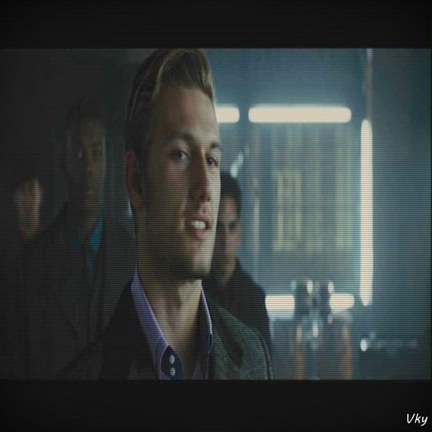 ▬ ❝Asta chiar mi-asi dorii sa o vad.❞ Rade la fel mult ca ea si se sprijina de perete.=))))) - SO1xE02 Popped pills n u smoke