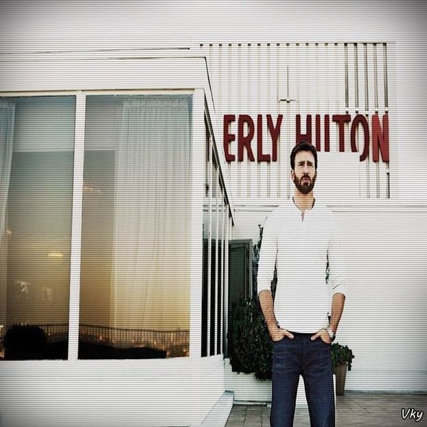 ▬ ❝Daca mai dansezi asa, o sa sar eu pe tine.❞ Rade si danseaza pe langa ea.=)))) - SO1xE02 Popped pills n u smoke