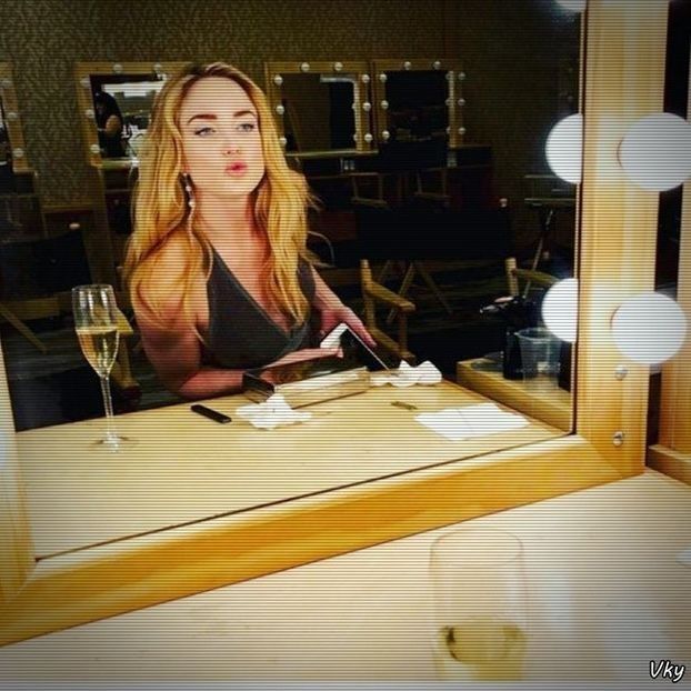 ▬ ❝Esti aici, asa ca pot sa le combin pe amandoua.❞ Rade si aprinde tigara, apoi trage un fum lung. - SO1xE02 Popped pills n u smoke