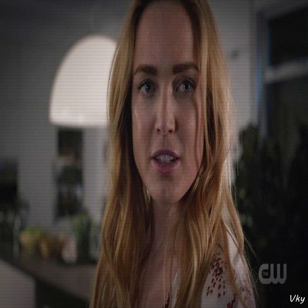 ▬ ❝Esti un spiridus blond si incapatanat.❞ Rade si isi baga mana in pantalonii lui dupa sticla.=)))) - SO1xE02 Popped pills n u smoke