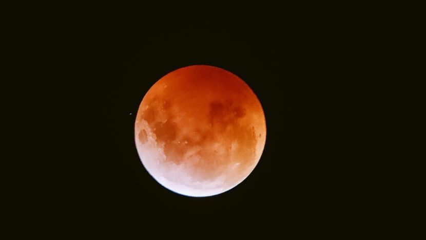 Eclipsa totala de luna in Leu - Luna - Soarele si norii - 1