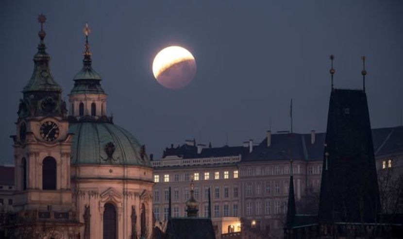 Eclipsa totala de luna in Leu, Praga - Luna - Soarele si norii - 1