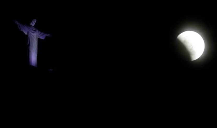 Eclipsa totala de luna in Leu, Brazilia - Luna - Soarele si norii - 1