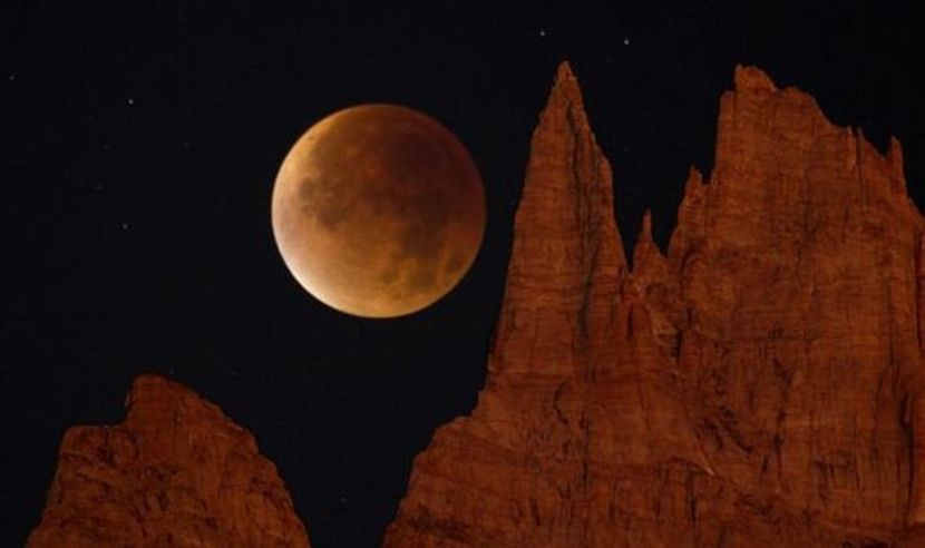Eclipsa totala de luna in Leu - Luna - Soarele si norii - 1