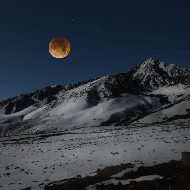 Eclipsa totala de luna in Leu - Luna - Soarele si norii - 1