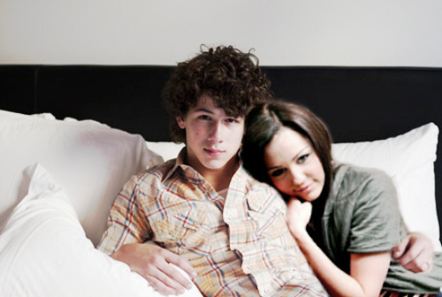 Niley-bed-snuggling-niley-nick-and-miley-3585449-500-336 - niley