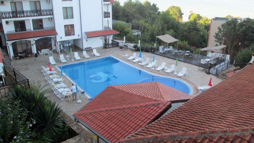 Cavarna, curtea camerei inchiriate - 2018 4