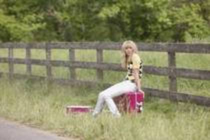 MZOXXRJOJHATXURSLUE[1] - hannah montana the movie