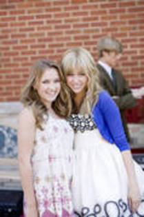 YNEZOFJCTSLMJLGRZBG[1] - hannah montana the movie