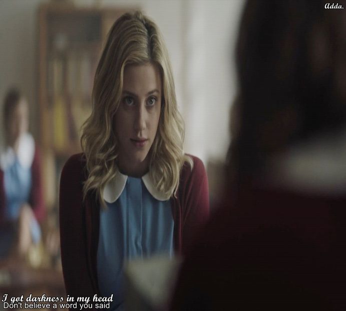 》*iese din sala cursului de jurnalistică, uitându-se peste notițe și mergând spre dulapul + - SO1xE04 Cause u are my heaven