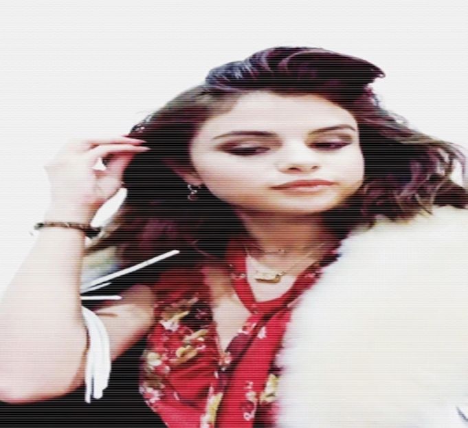 - Ma intorc totusi cu spatele si imi schimb tricoul murdar cu cel proaspat scos din bagaj - SO1xE05 Dressing up the truth