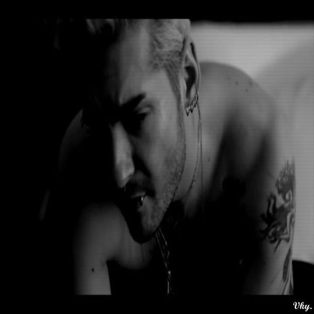 ▬ ❝Corect.❞ Se uita in jur fara sa zica altceva.=))) - SO1xE05 Dressing up the truth