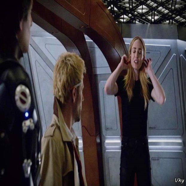 ▬ ❝Stai ce? Eu vorbeam de Beebo, nu de noi fetele.❞ Se uita la el si o pufneste rasul. =))))) - SO1xE05 Dressing up the truth