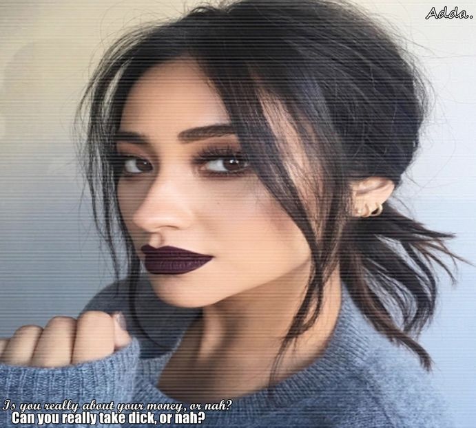 》E în regulă, domn profesor... *ia telefonul și expiră liniștită când vede că nu s-a spart + - SO1xE05 Dressing up the truth