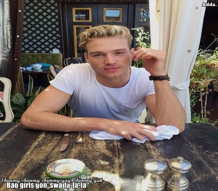 》Cum nu știi? =)))))))) Bine, de obicei băieții știu ce e aia. Deci zi tu la ce vrei să ne uităm. + - SO1xE05 Dressing up the truth