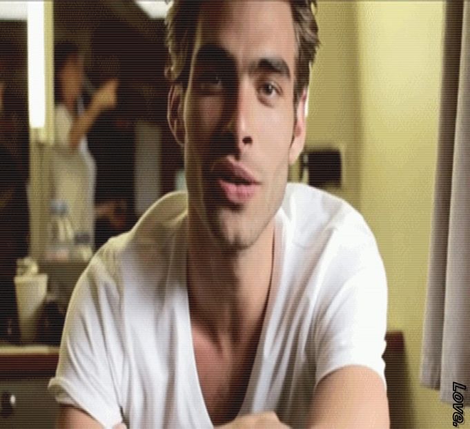 ❧ O urmez pe Gigi catre intrarea in camin avand mainile adancite in buzunarele jachetei - SO1xE05 Dressing up the truth