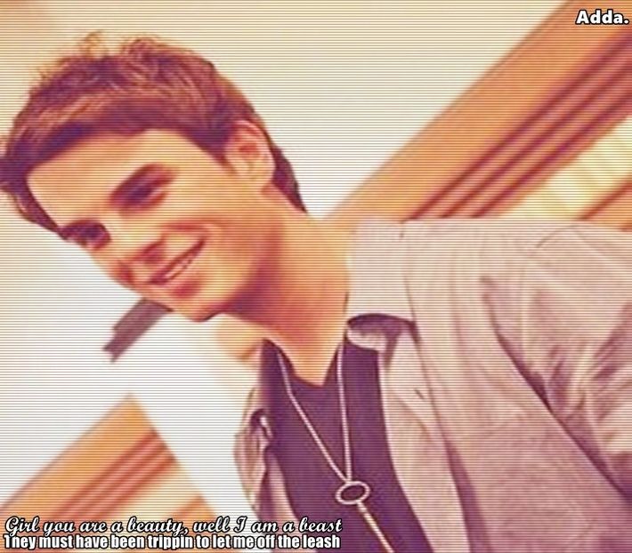 》*Își parchează mașina în fața căminului și coboară cu ochelarii la ochi. Mestecă gumă + - SO1xE05 Dressing up the truth