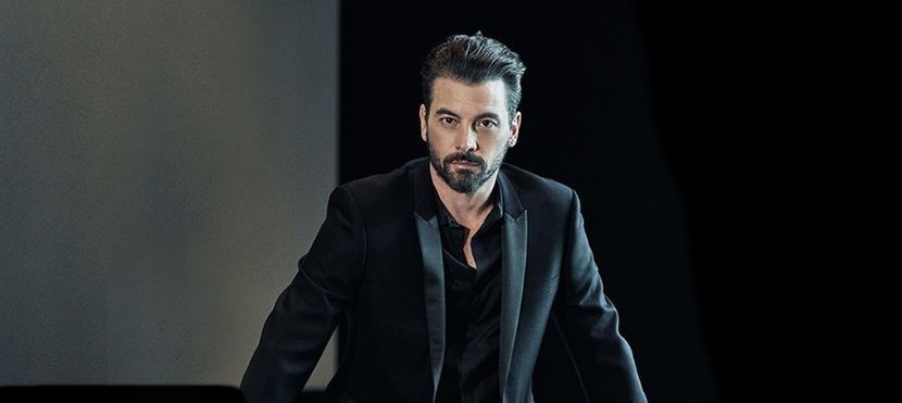 ▬ ❝O cafea, doar atat multumesc.❞ Dupa ce pleaca chelnerul, isi duce privirea pe ea si zambeste - SO1xE05 Dressing up the truth