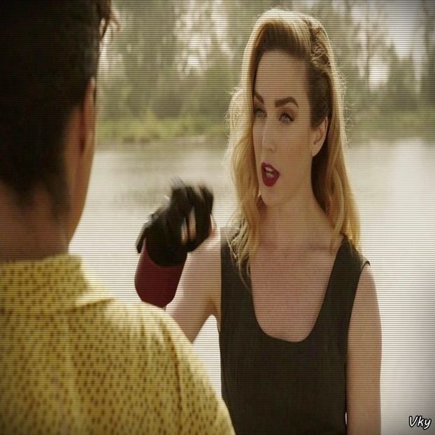 ▬ ❝O sa fie uda toata, mai ales cand ma vede pe mine.❞ Rade si se uita la film.=)))))) - SO1xE05 Dressing up the truth