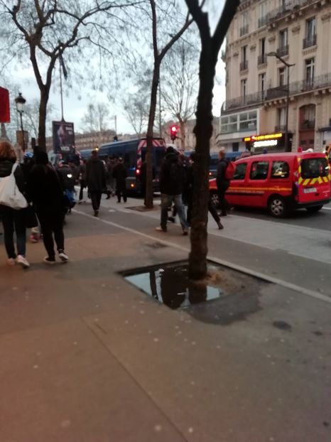 Vestele galbene în Place de la Republique - Paris 2019