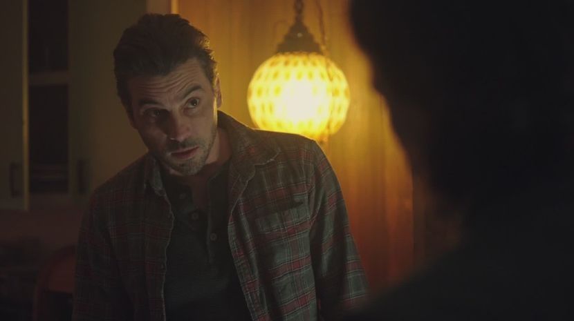 ▬ Se intinde si ii ia telefonul din mana.❝Inteleg ca iti place tehnologia, dar nici chiar asa.❞=)))) - SO1xE05 Dressing up the truth