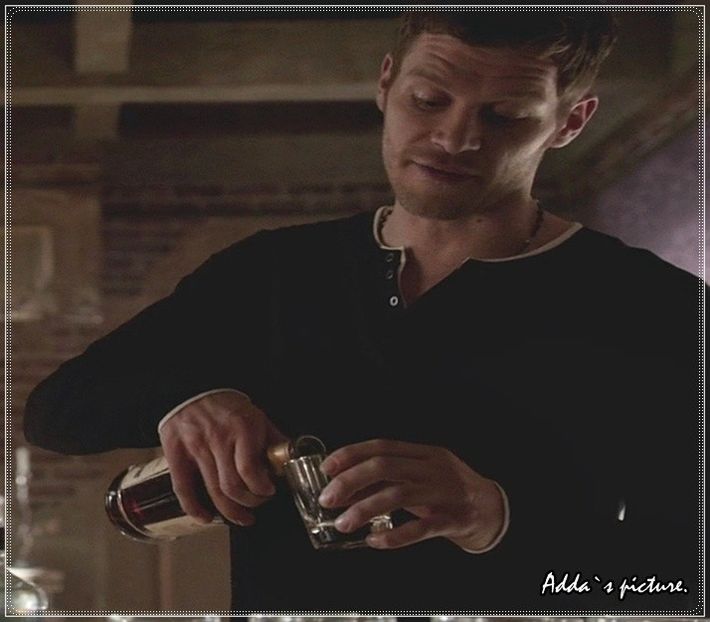 *ii toarna un pahar de whiskey* Ma bucur sa aud asta..ramane pe diseara, ok? - episodul 64