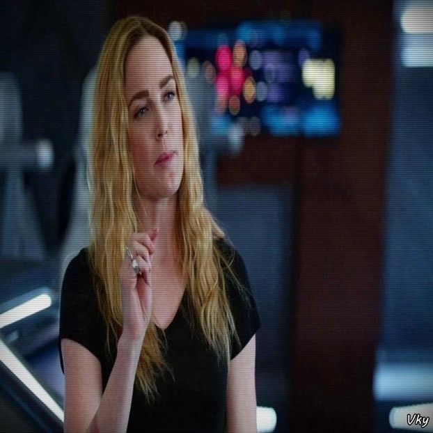 ▬ ❝Esti tacut, deci pot sa vreau asta.❞ Se uita la el si rade. - SO1xE05 Dressing up the truth