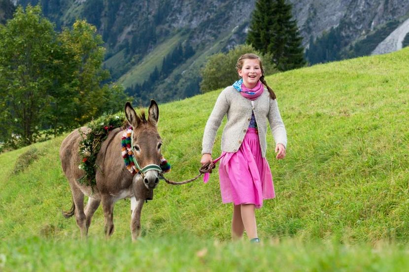 fetita cu magarusul-5t - Rase de capre vaci oi poze noi 2017 2018