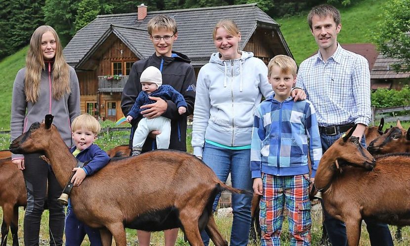 O familie fericita-h66 - Rase de capre vaci oi poze noi 2017 2018