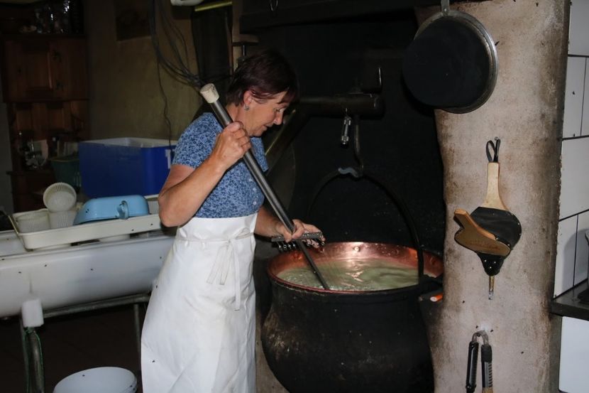 pregatim ceva bunatati din lapte de capra - Rase de capre vaci oi poze noi 2017 2018