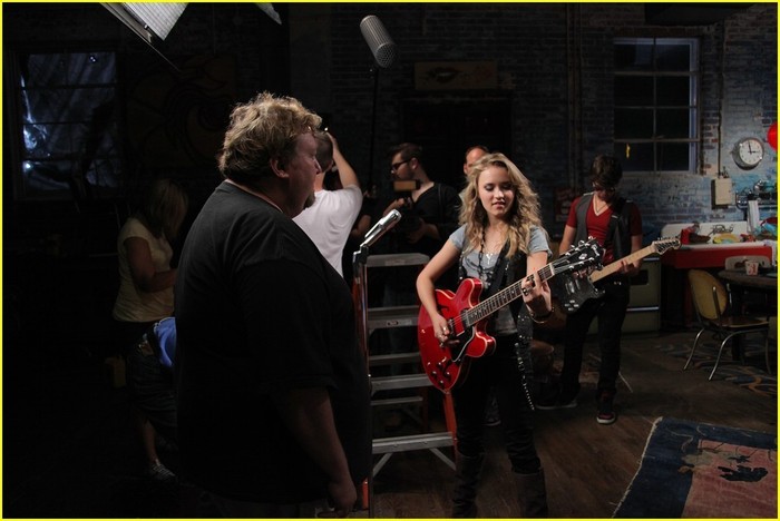 All-The-Way-Up-Video-Shoot-emily-osment-7804625-1030-688 - Videoclipuri