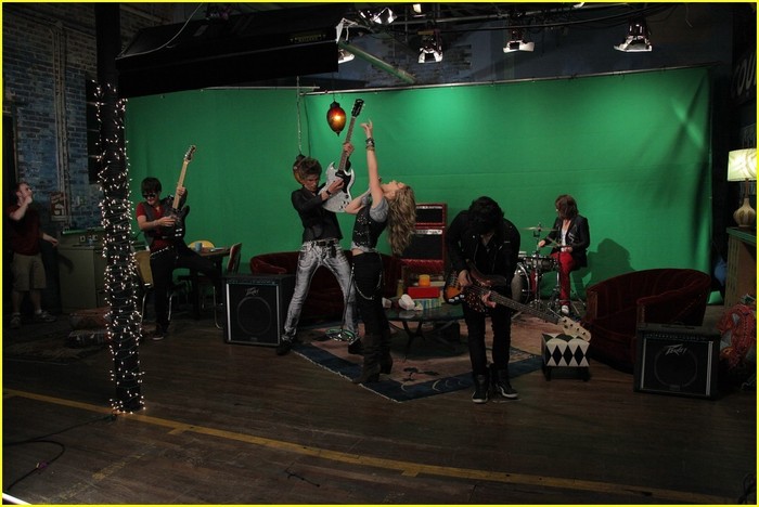 All-The-Way-Up-Video-Shoot-emily-osment-7804629-1030-688 - Videoclipuri