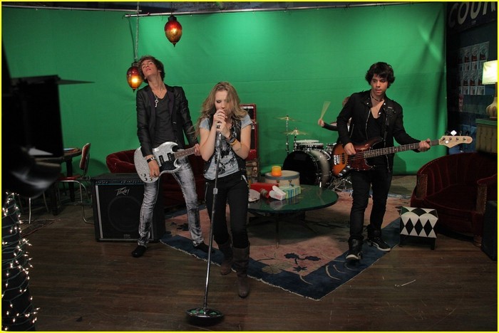 All-The-Way-Up-Video-Shoot-emily-osment-7804636-1030-688 - Videoclipuri